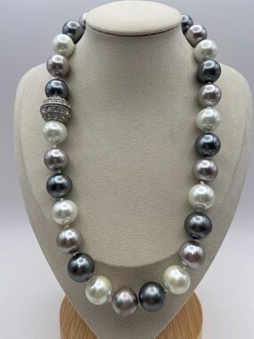 Glass Faux Pearl Multi Tone Necklace With Crystal Magnetic Clasp 18”L Classic